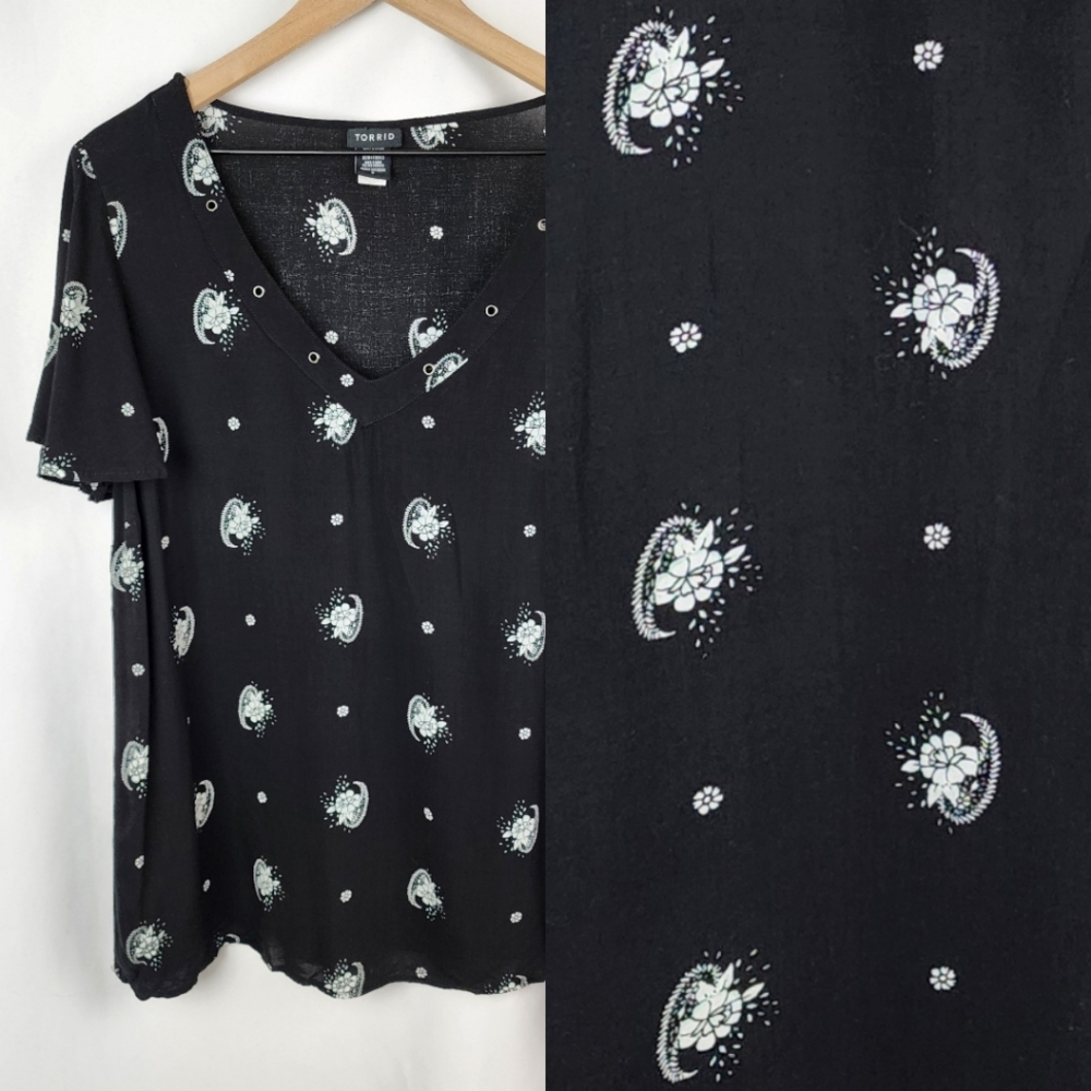 Torrid Women's Black and White Floral Flutter Sleeve Top Size 0X